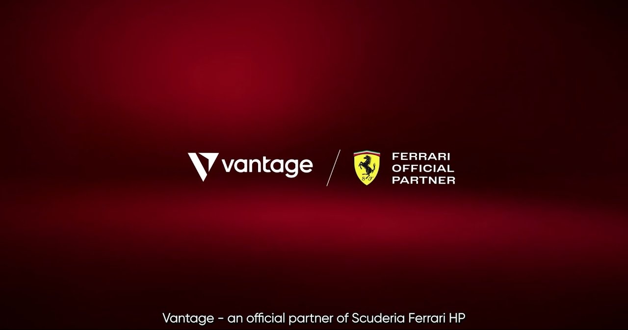 Vantagen ja Ferrarin yhteistyölogot.